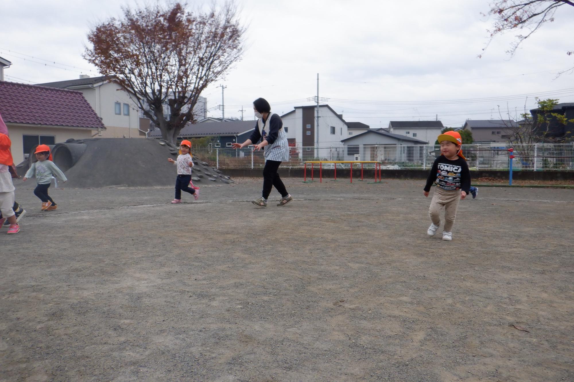 保育士がしっぽをつけた子供を追いかけている