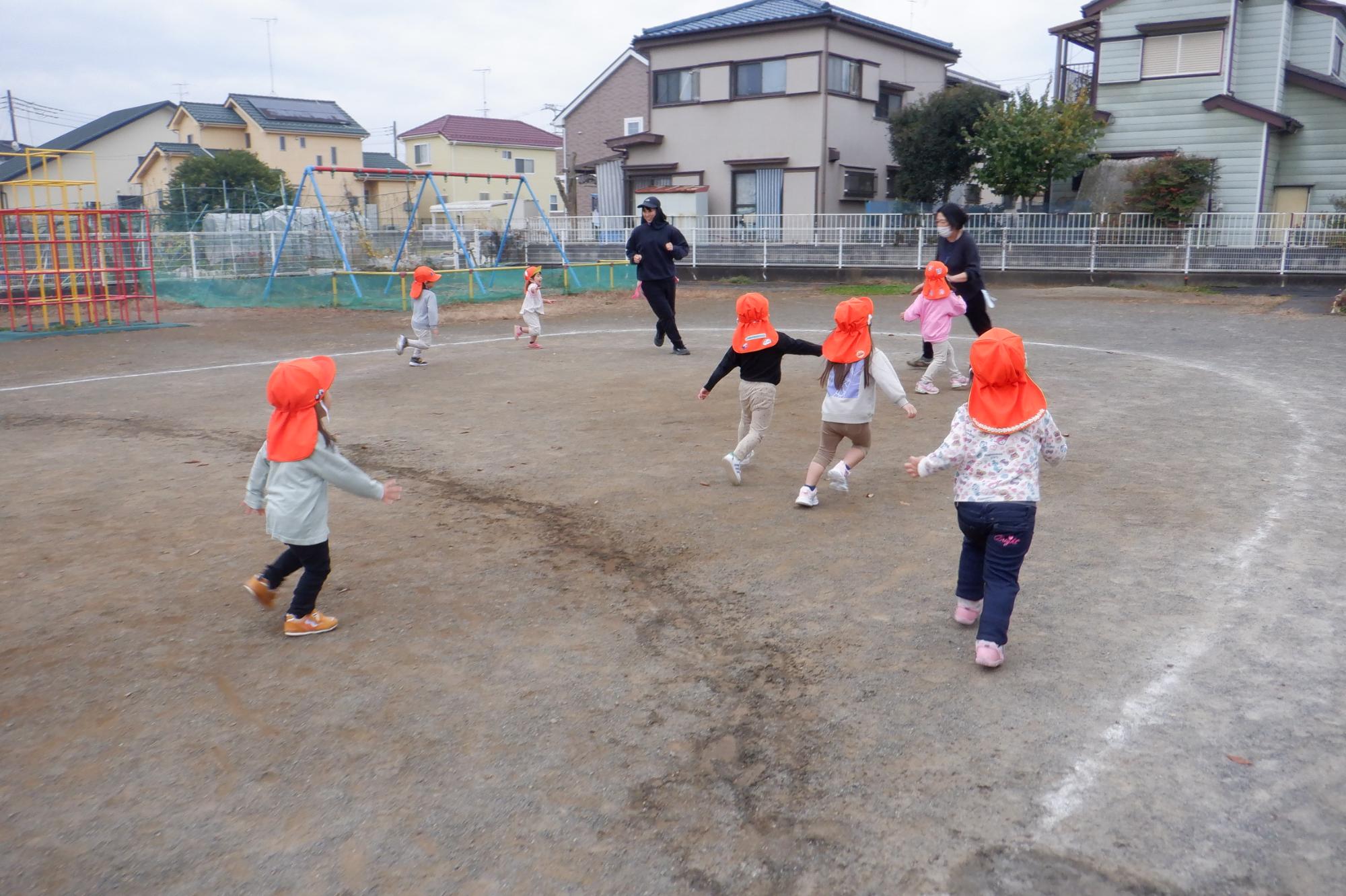 保育士がしっぽをつけ逃げている、それを子どもたちが追いかける