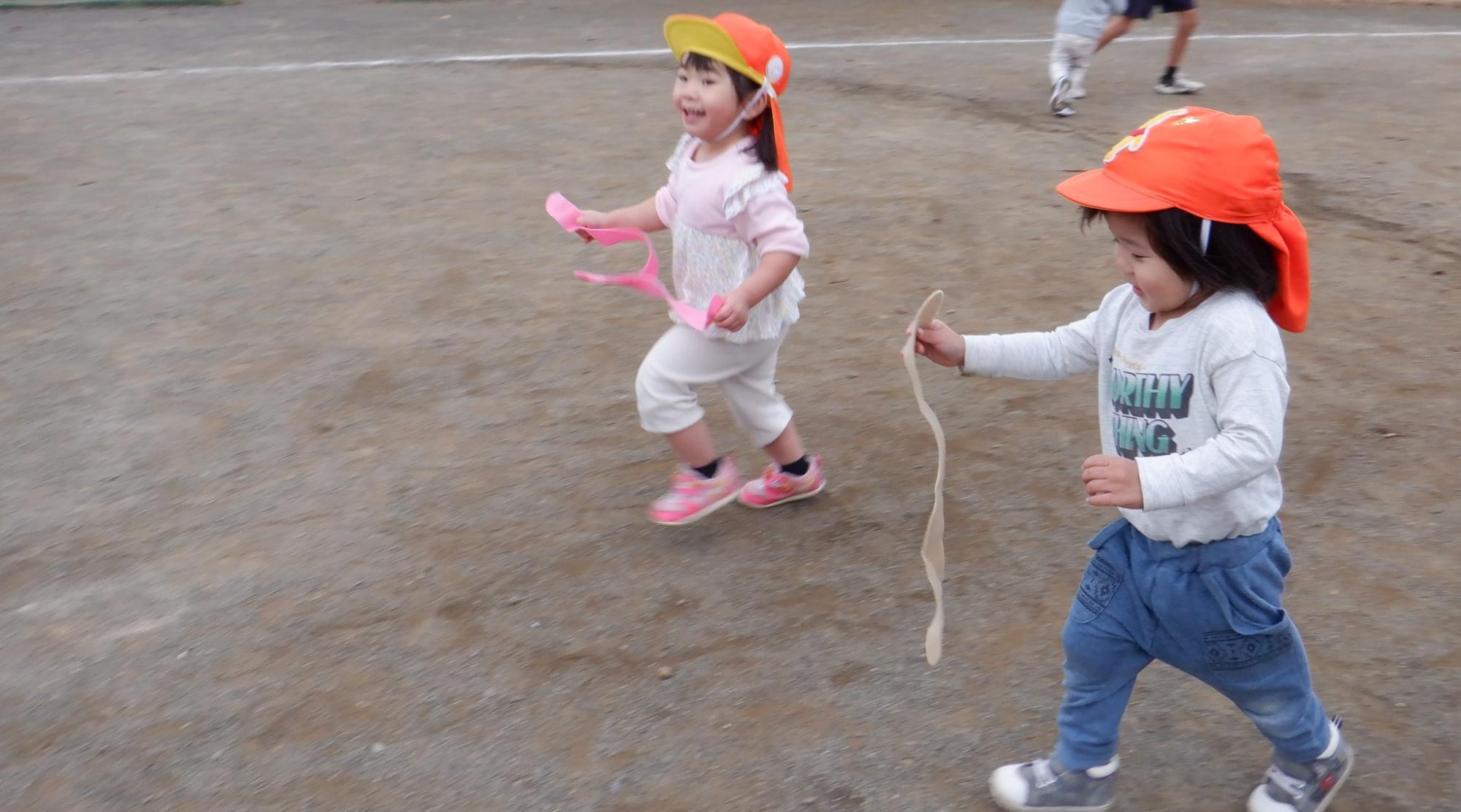 保育士からしっぽを取って嬉しそうな子どもたち