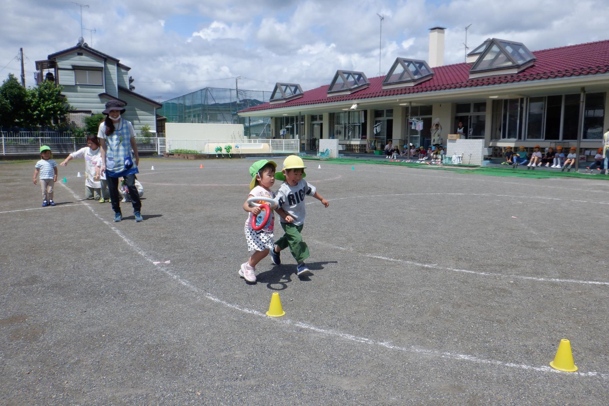 3歳児リレーをしているところ