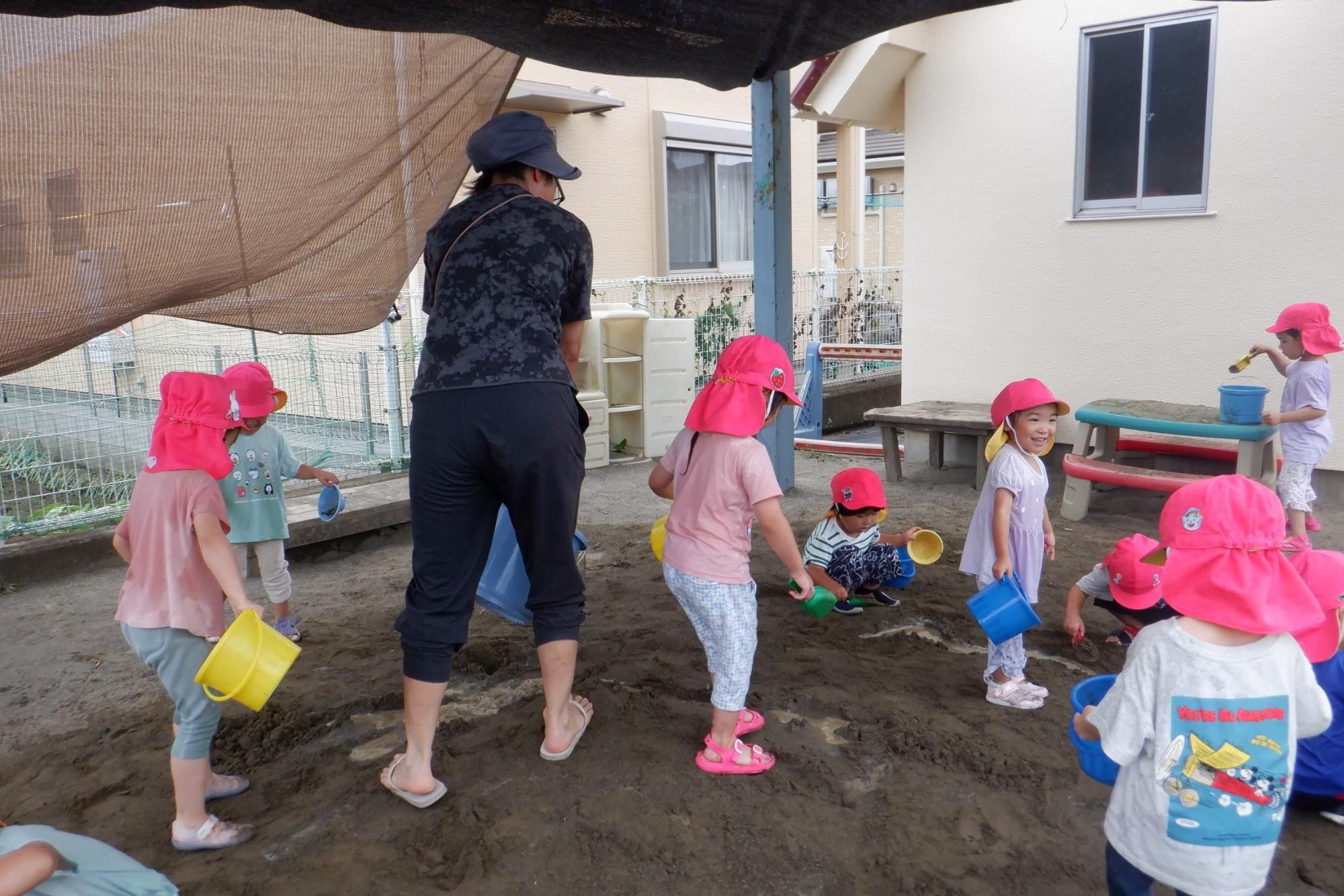 砂場で水遊び