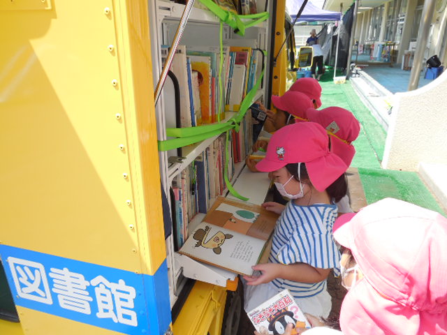 移動図書館で借りる絵本を選んでいる姿