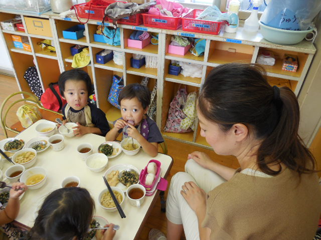 一日保育士体験のママ先生と一緒に給食を食べている様子