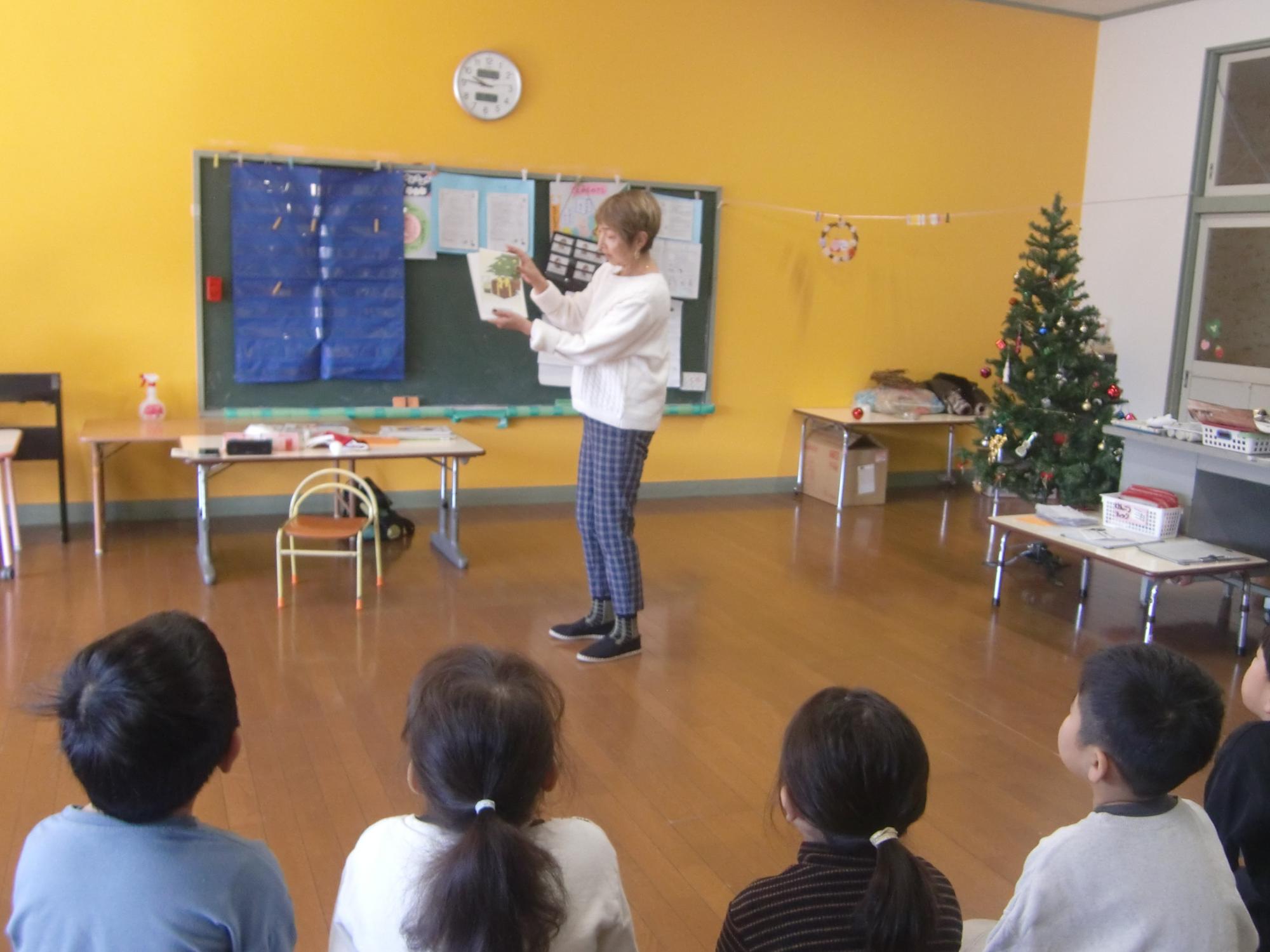 クリスマスにちなんだ名詞を英語で教えてもらっている