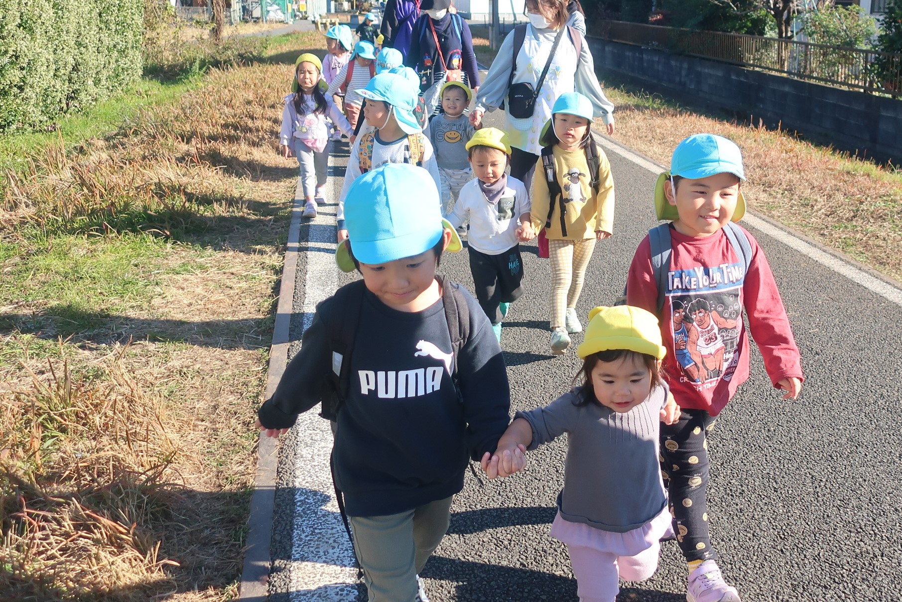 公園へ向けて手をつないで歩いています