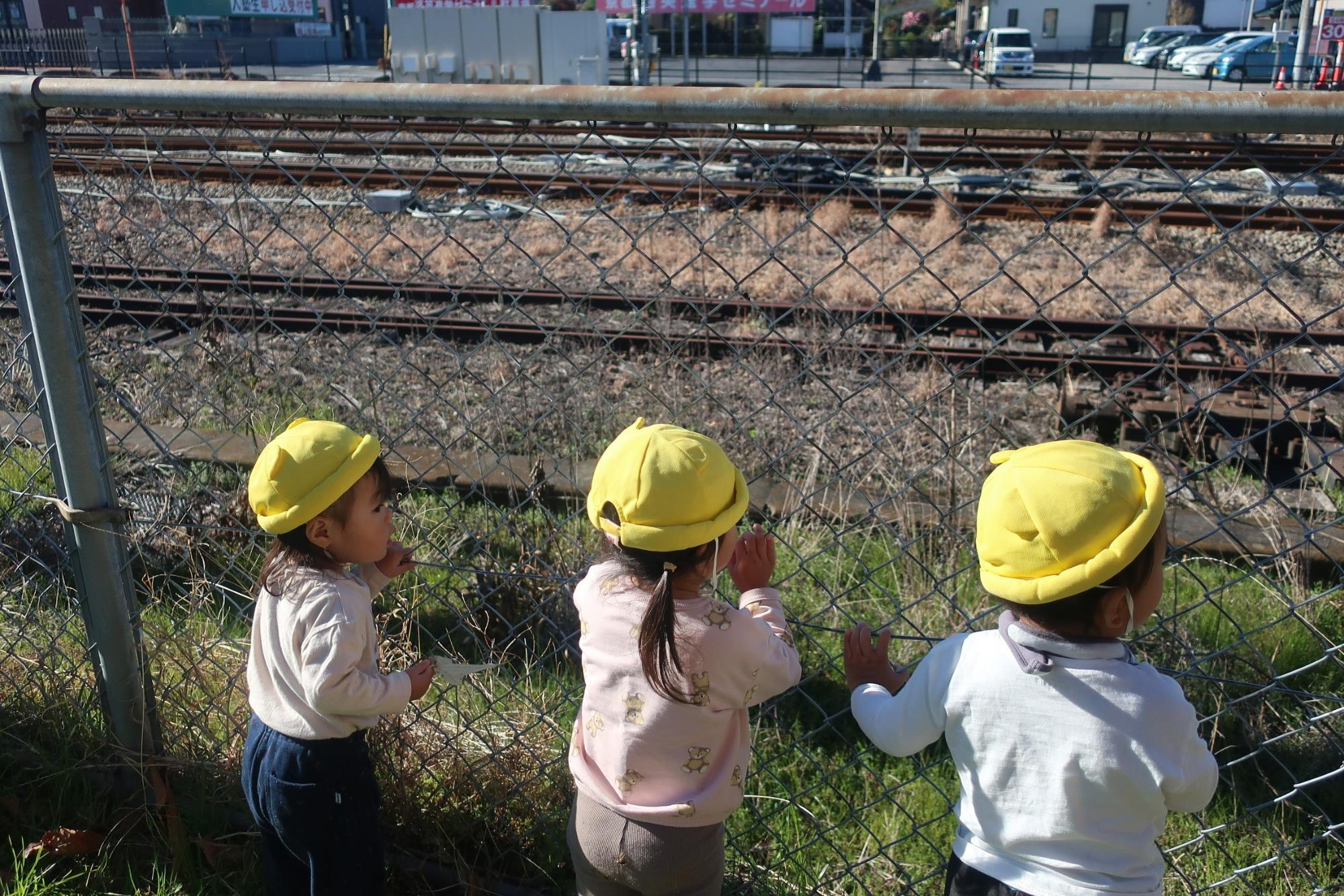 電車、まだかな？と線路を眺めているところ