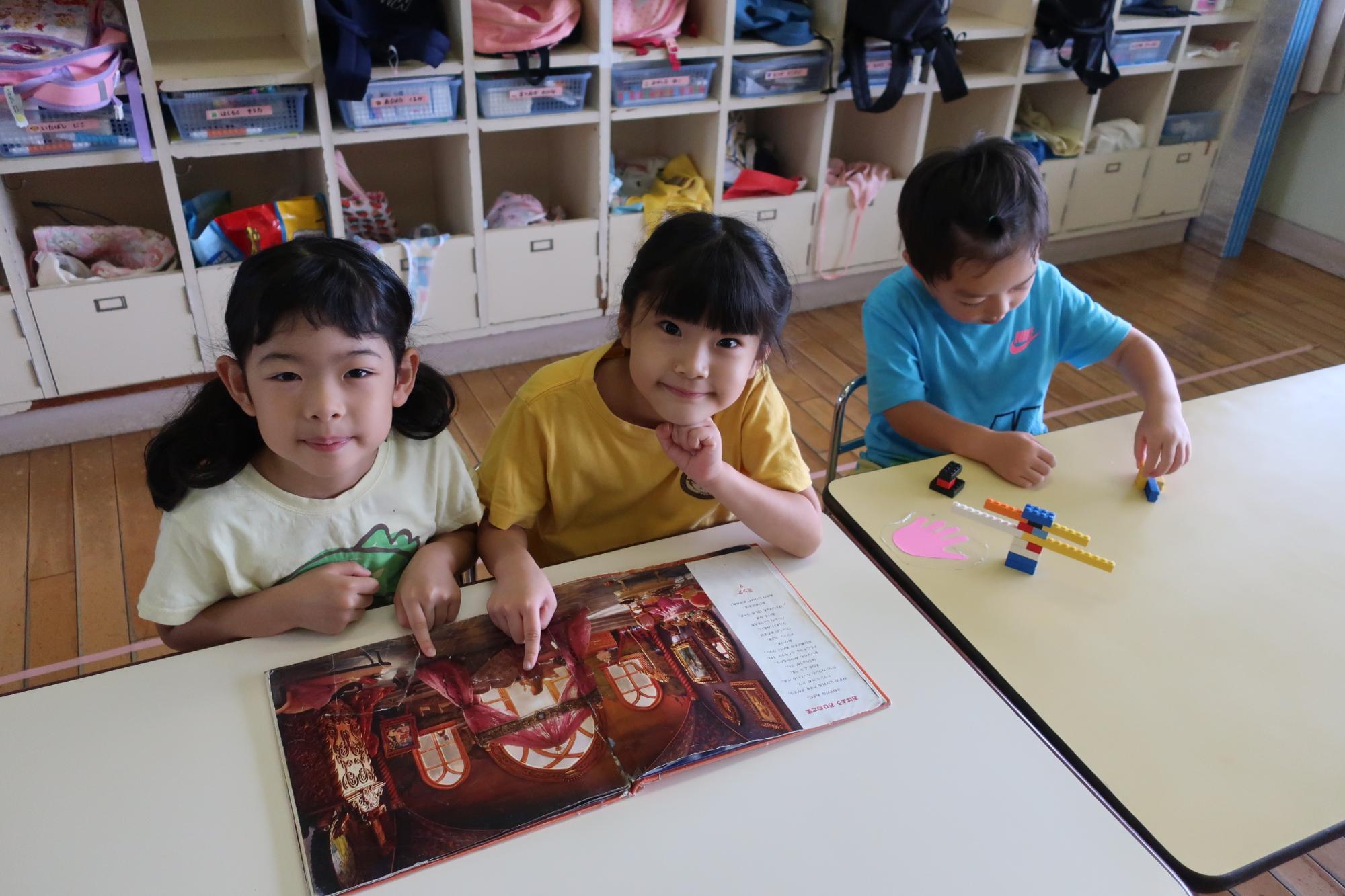 「ミッケ！」という絵本を楽しんでいる子ども