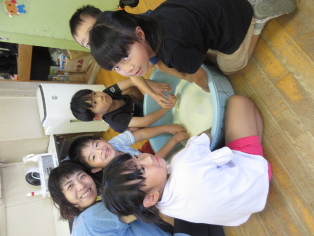 みんなで布を豆乳でもみこんでいます。