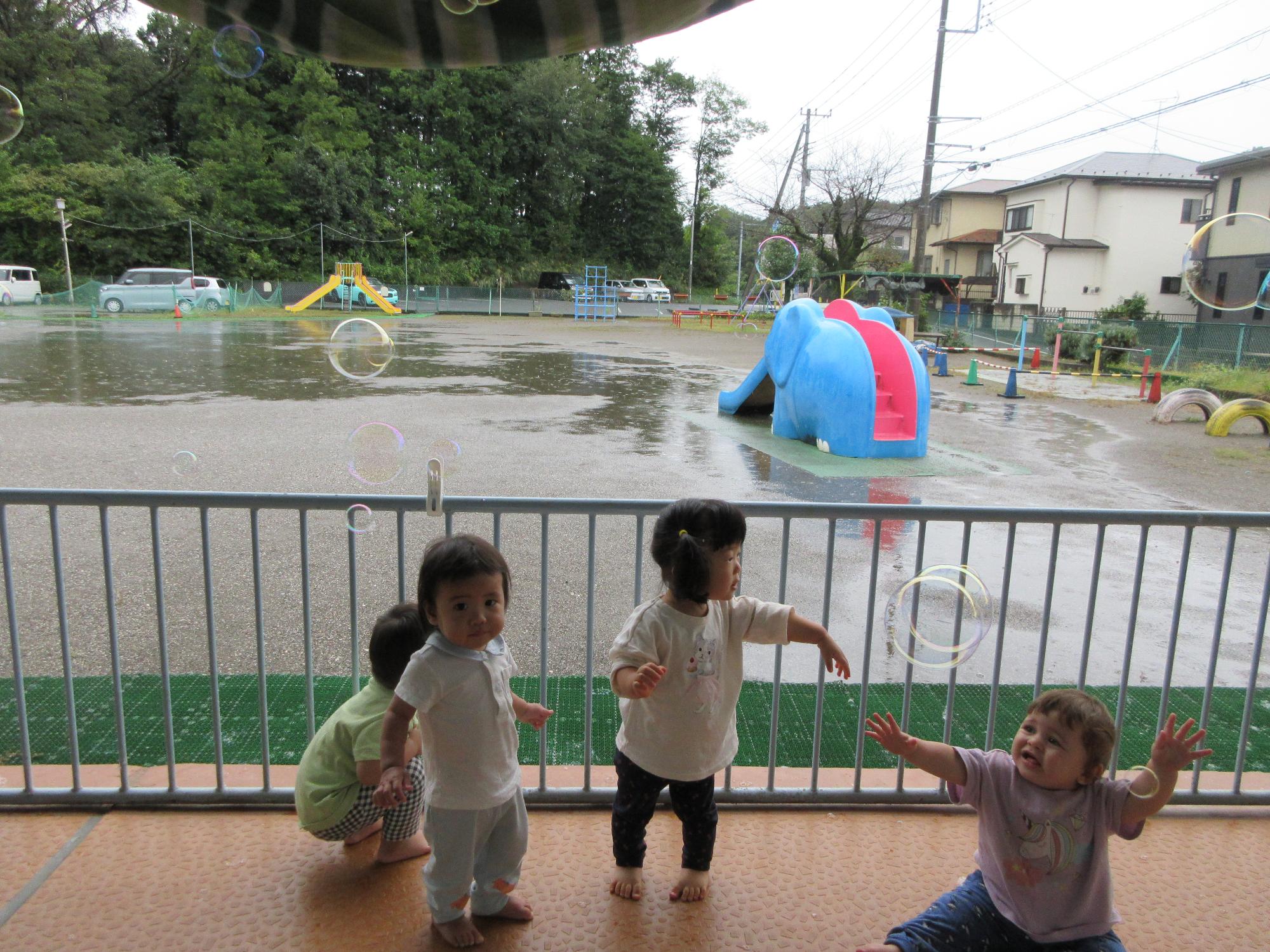 雨の日にテラスでシャボン玉遊びをしているところ