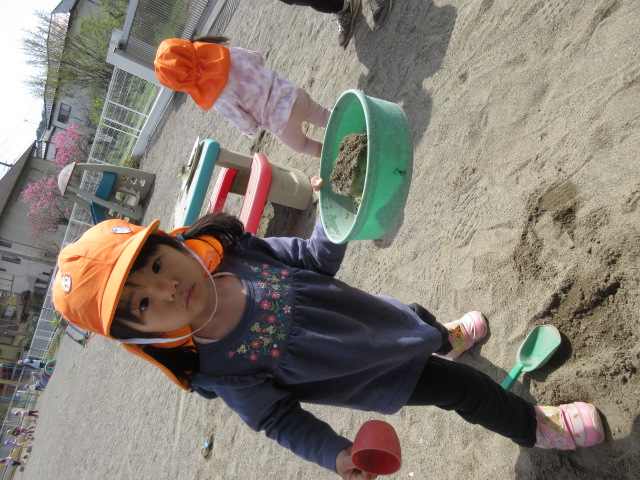 砂と花氷でお料理。「ごはん」と見せてくれています。