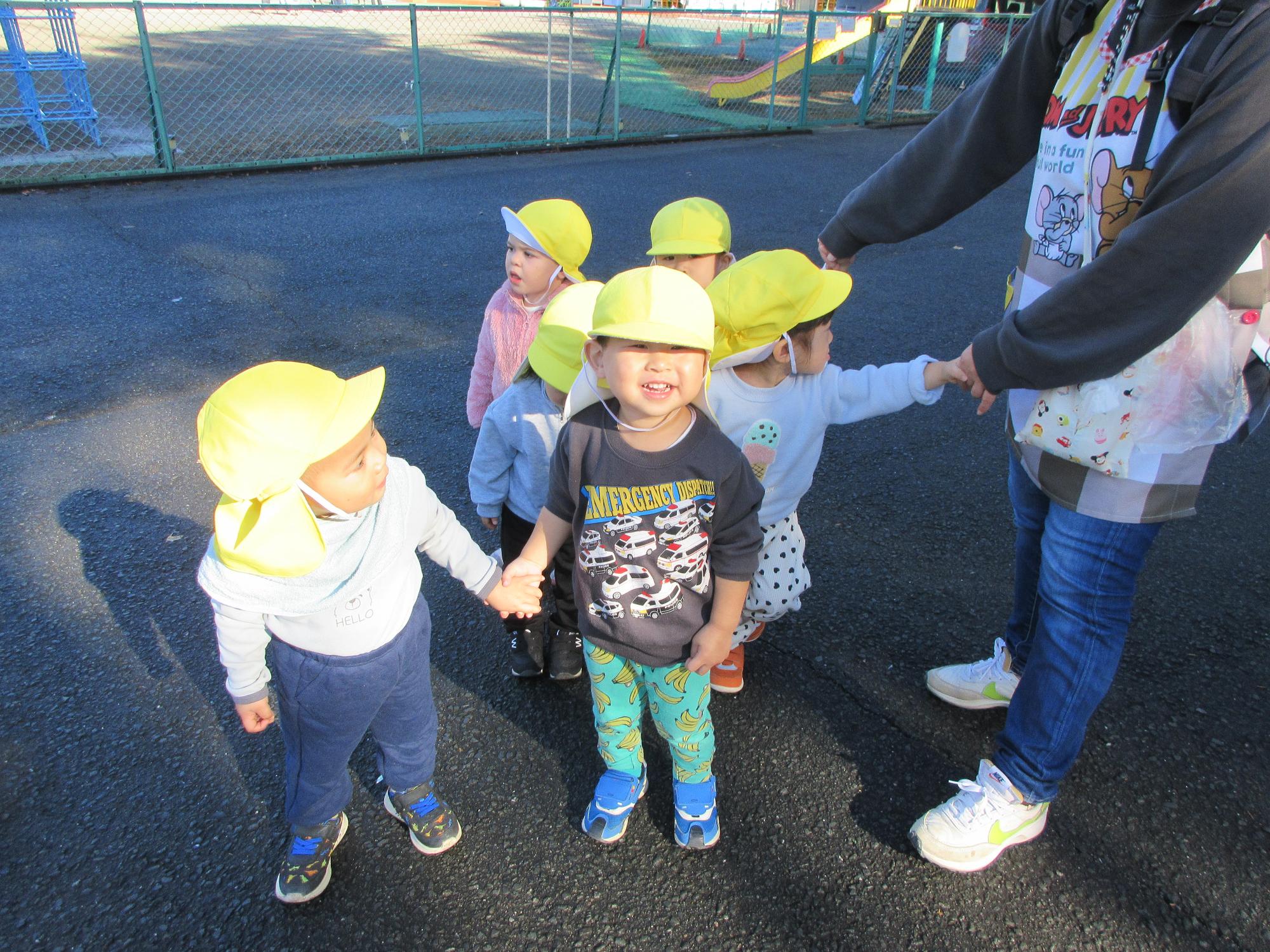 友達と手をつないで並んでいるところ