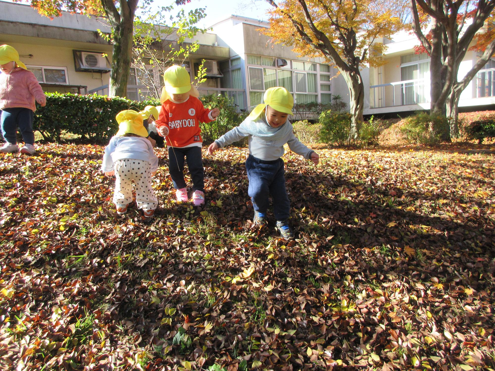なだらかな傾斜を子どもたちが降りようとしているところ