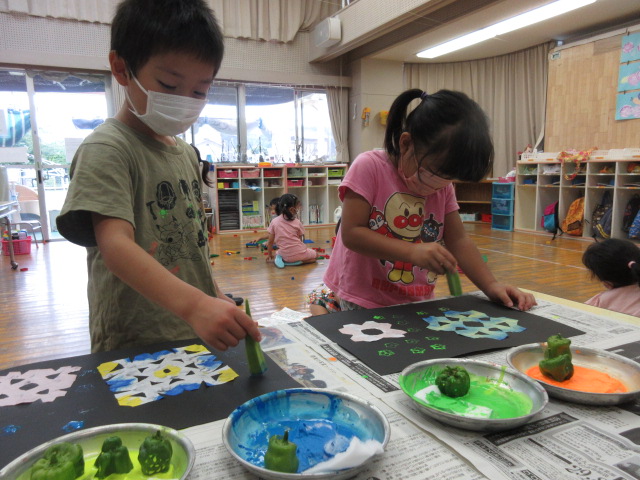 4月、園庭や保育所の近くの畑道には、たくさんの草花が咲き乱れています。自分が気に入った葉っぱや花を押し花にすることしました。「これー！と、どんどん気に入った草花を摘んでくる子、保育士に「これはどう？」と吟味に吟味を重ね、慎重に草花を選ぶ子とさまざまな様子がありました。