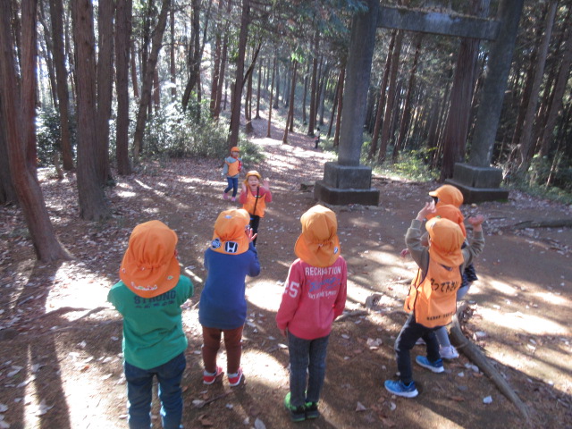 日和田山一の鳥居の到着！到着している子は応援してくれています。