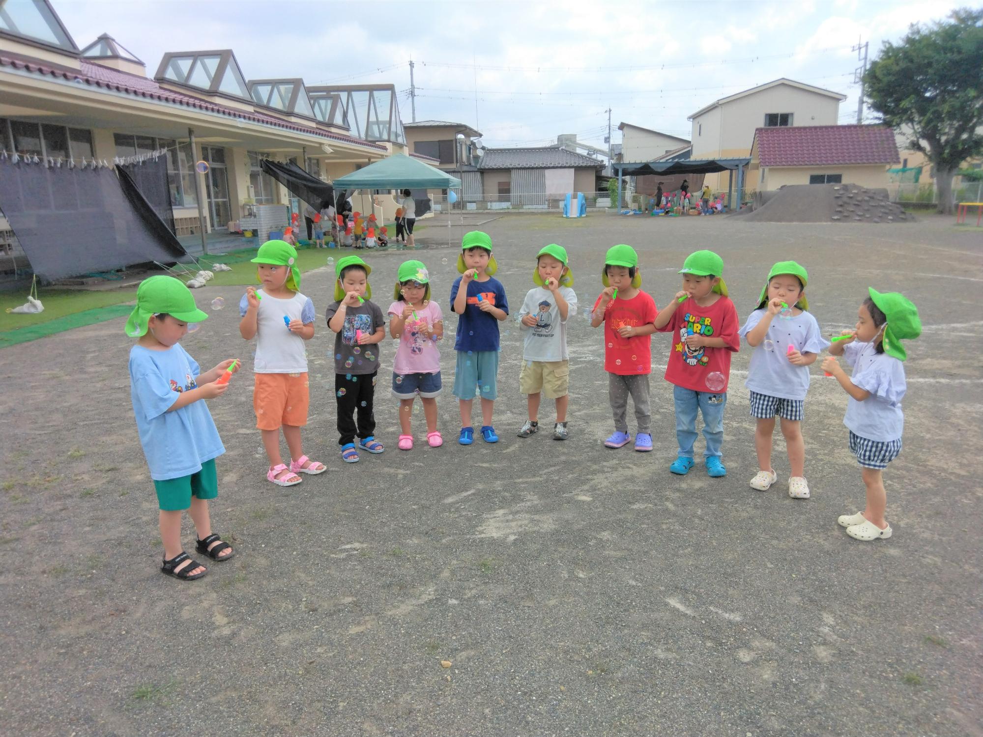 シャボン玉を楽しむ子どもたち