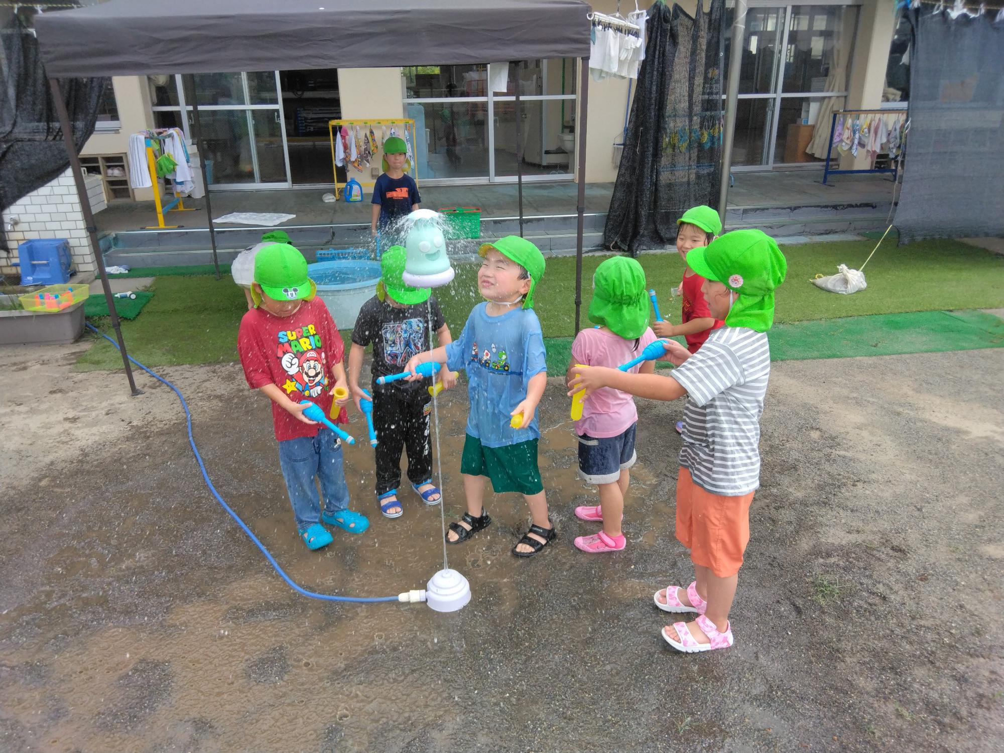 噴水のおもちゃで遊ぶ子どもたち