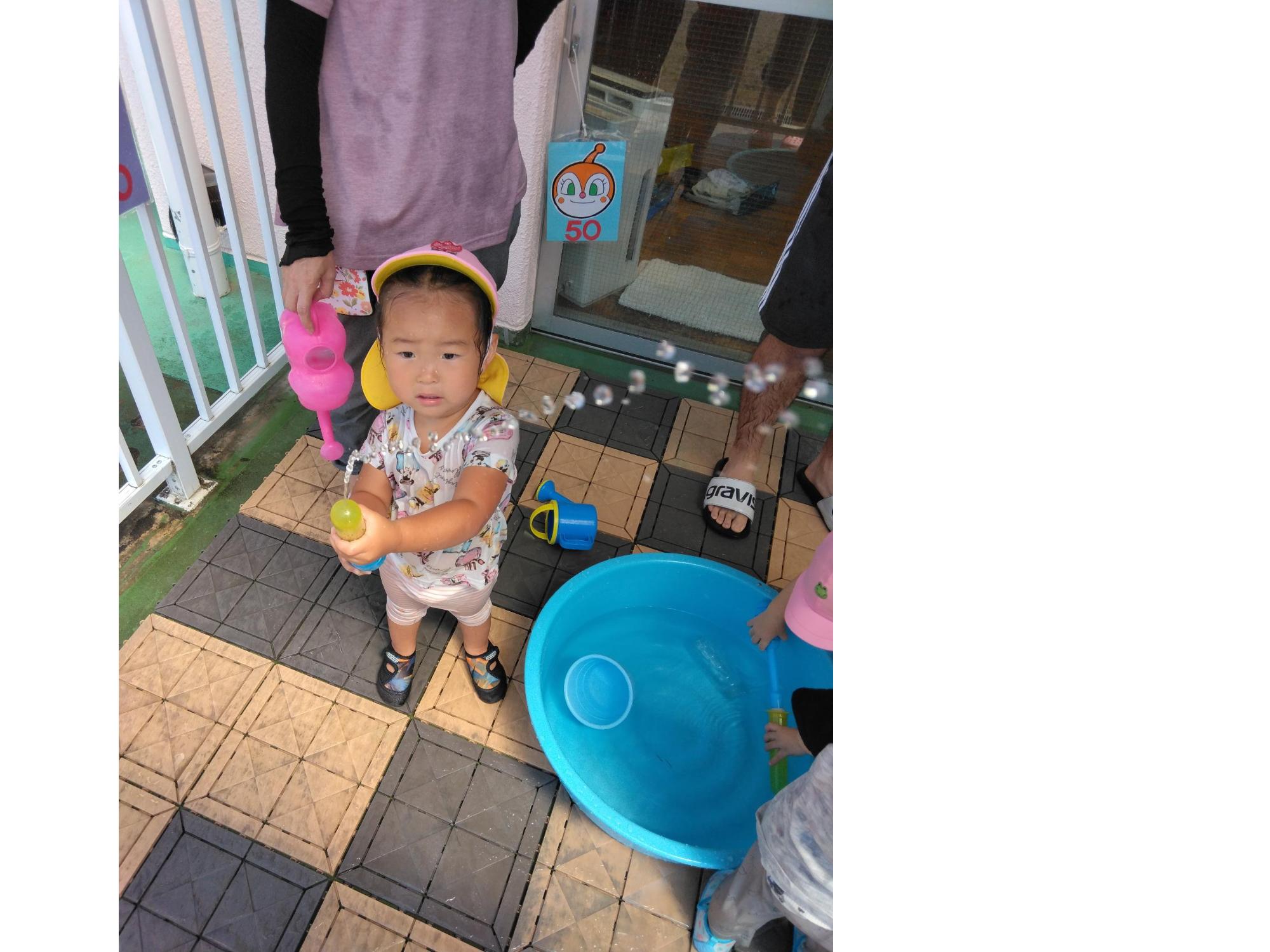 1才児。初めての水鉄砲