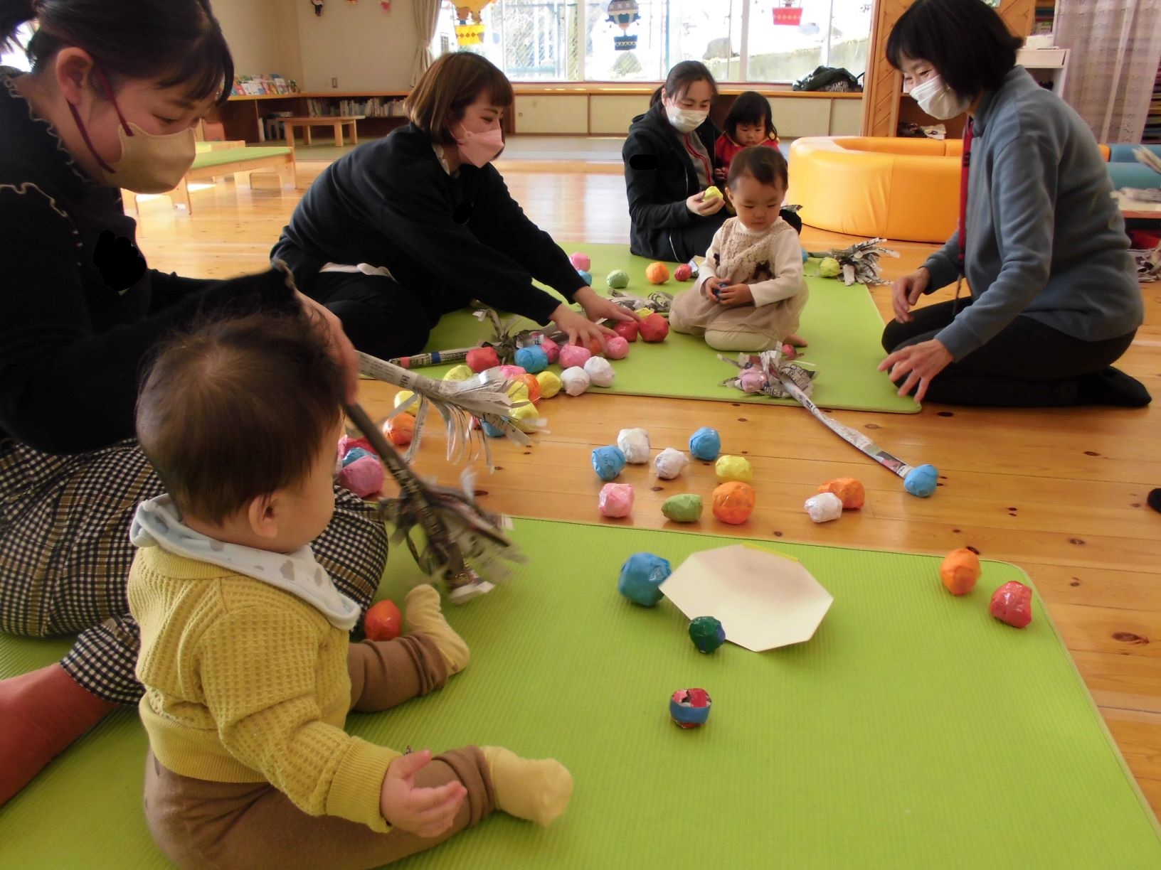 たくさんのボールで遊ぶ親子