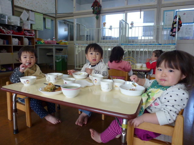 保育所で遊んでいる子供たち