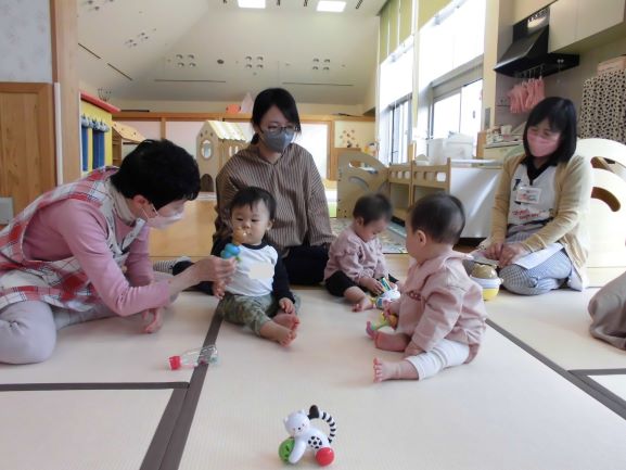 赤ちゃんと遊ぶ支援員