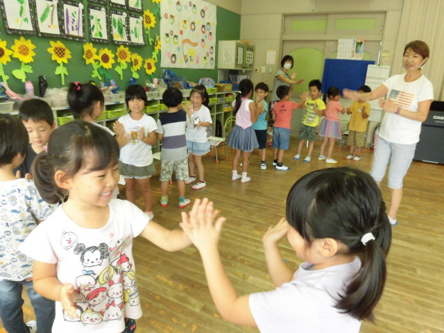 子どもたちがABCの歌を歌いながら楽しんでいるところ