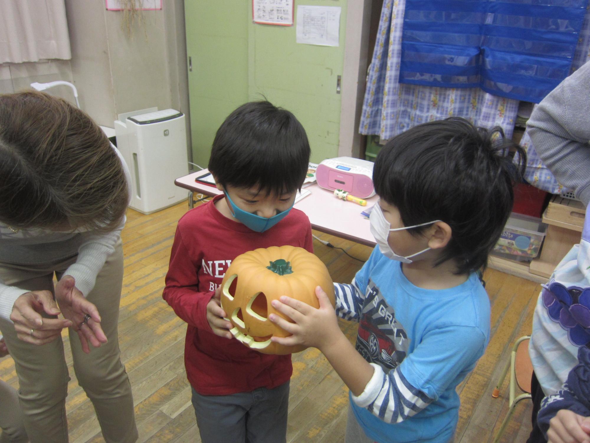 音が鳴らないようにお友達に渡すゲーム