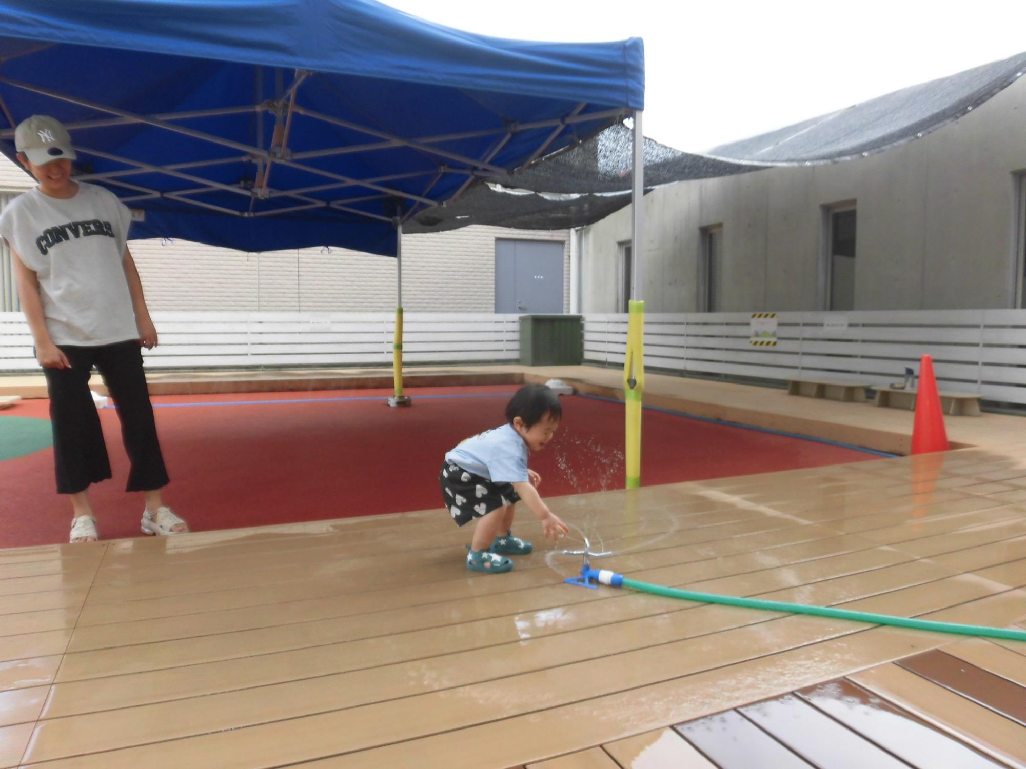 ガーデンスペースで水遊び