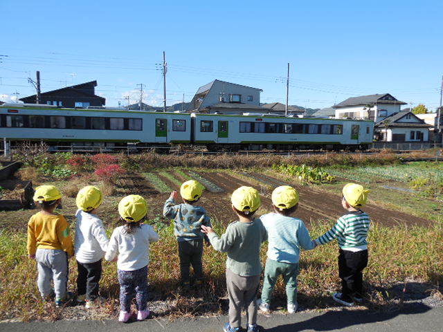 お散歩先で電車を見ている写真