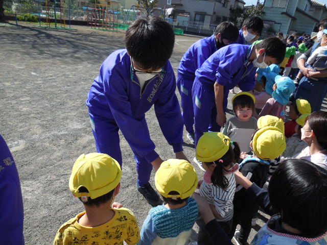 中学生とグータッチでさよならをしている写真