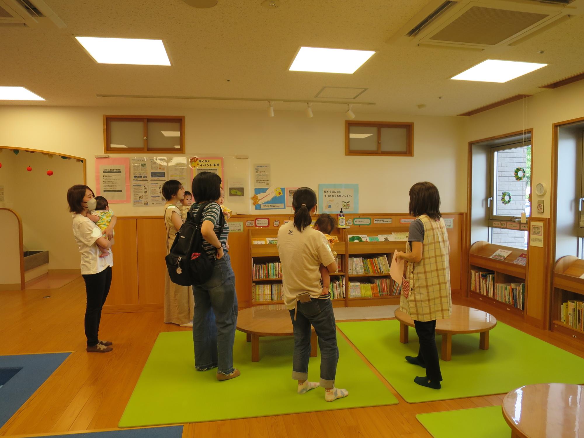 施設案内の様子の画像