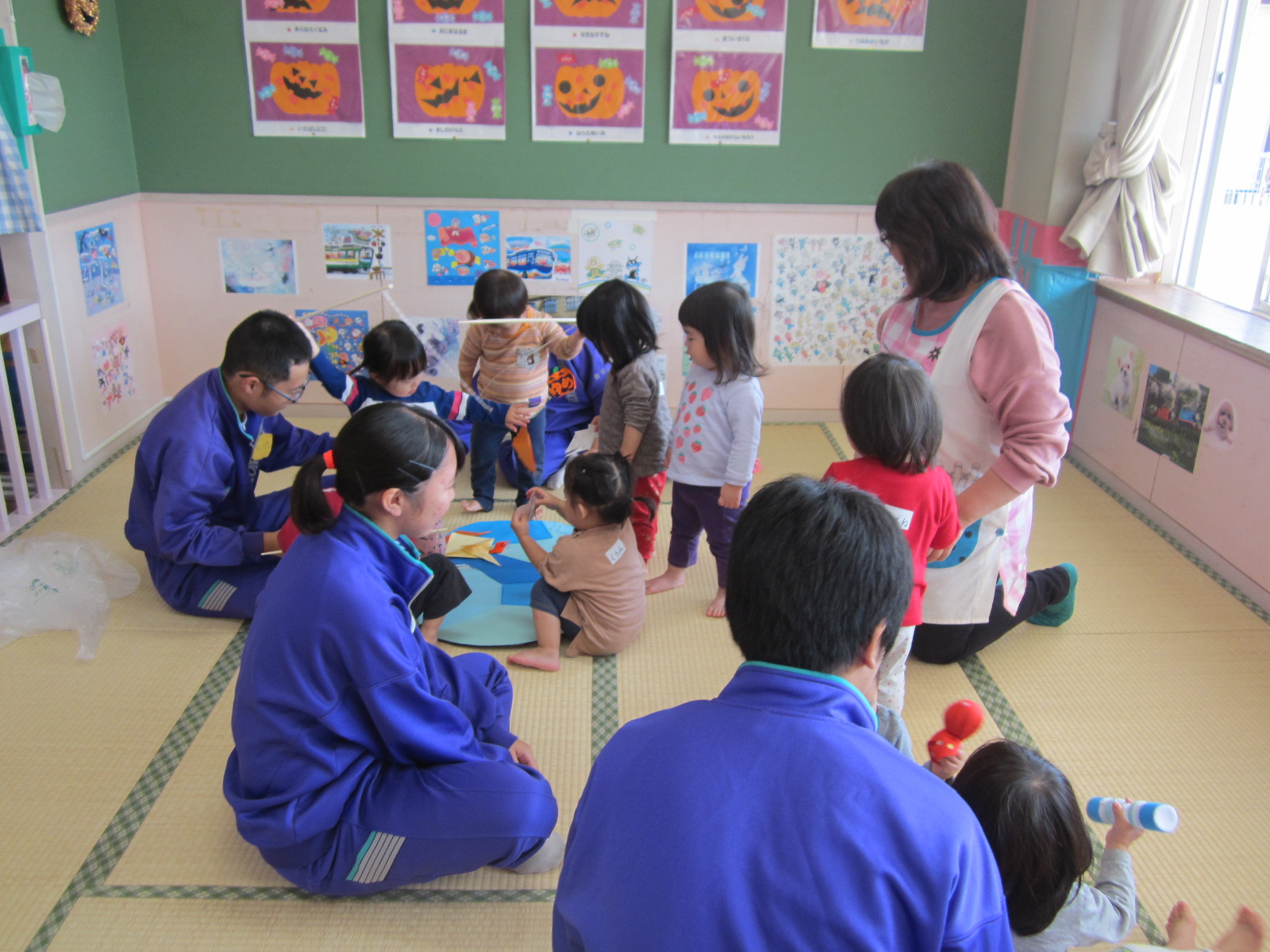 高麗川中3年生と遊ぶ1歳児（つくし組）