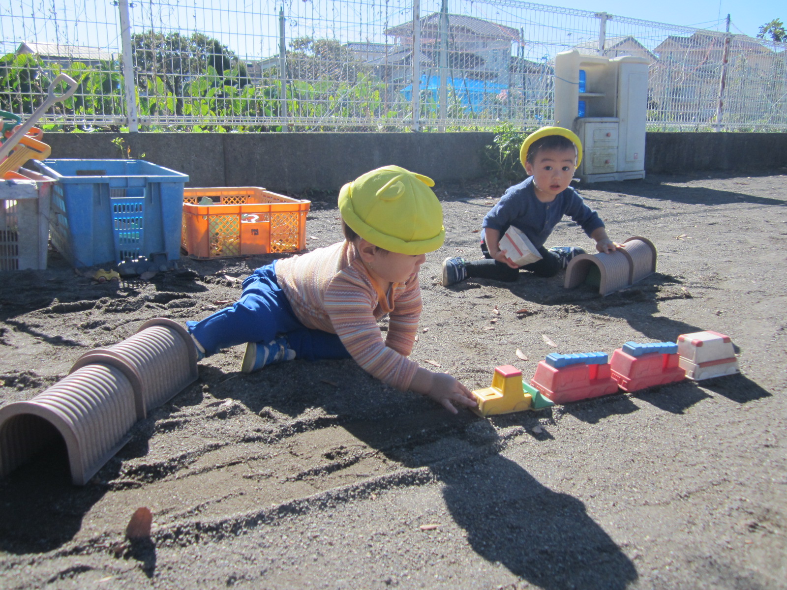 1歳児（つくし組）の外遊びの様子