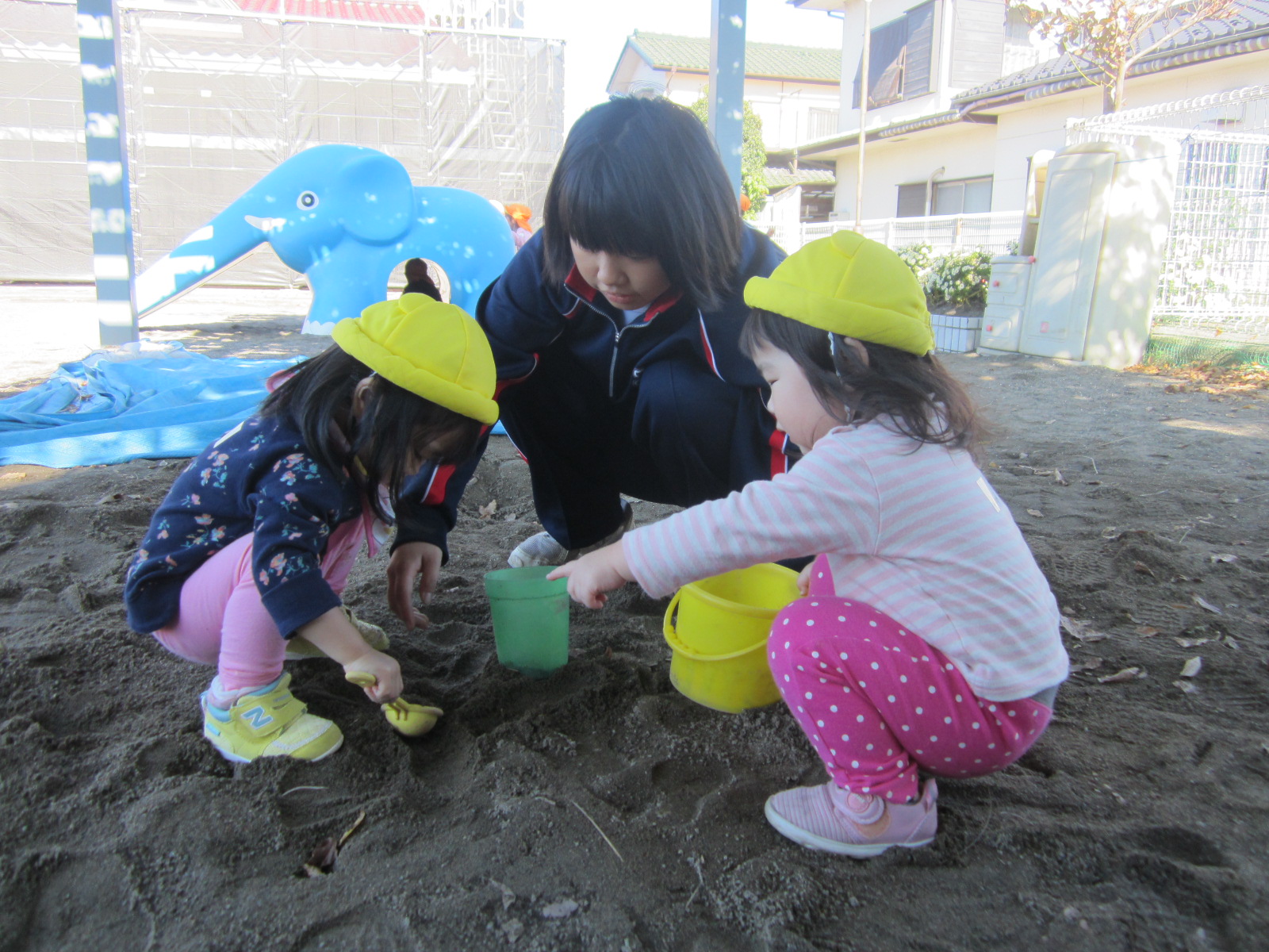 職場体験にきた高萩北中1年生と一緒に遊んでいる