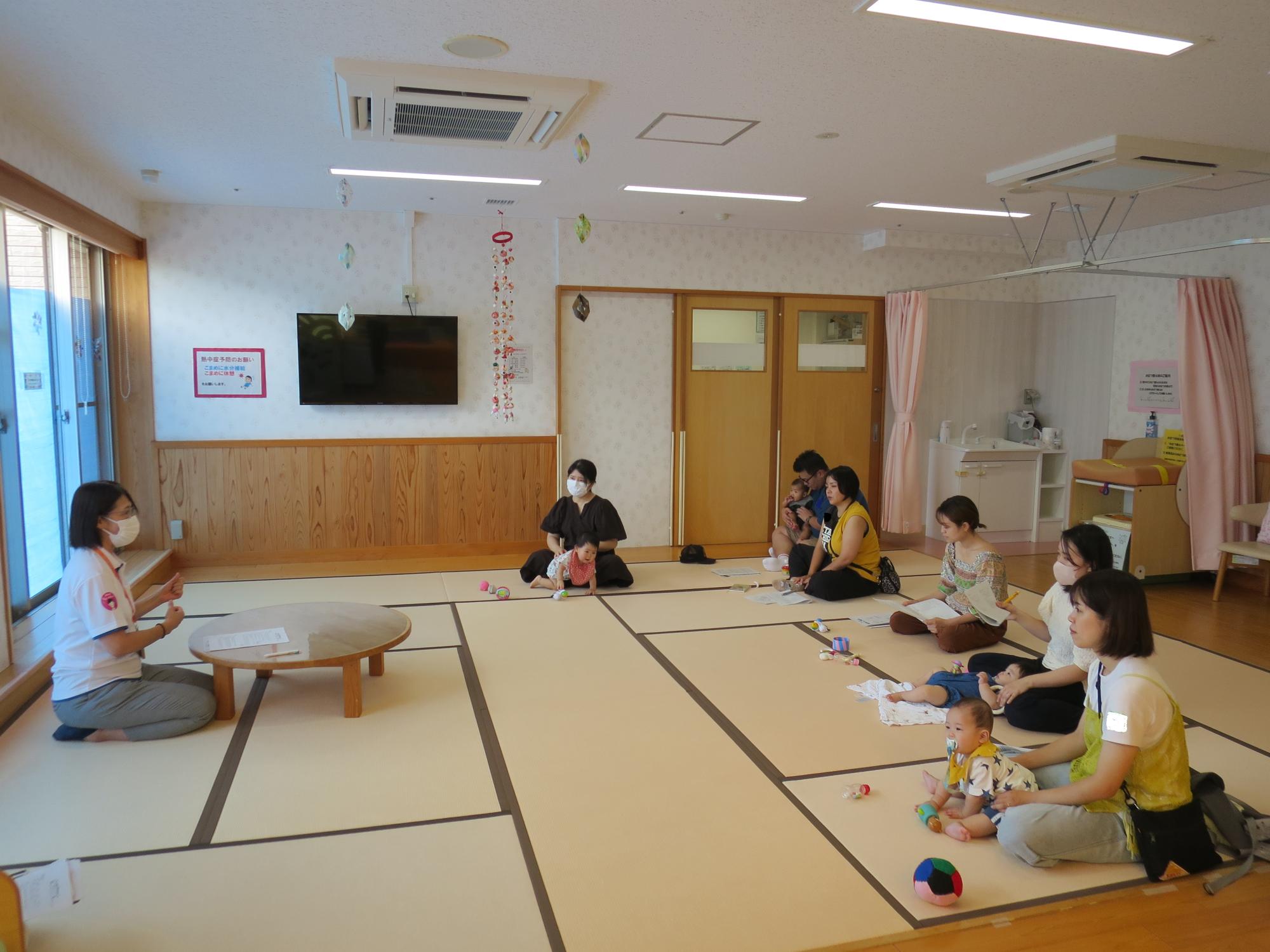 保育所の様子を聞く保護者