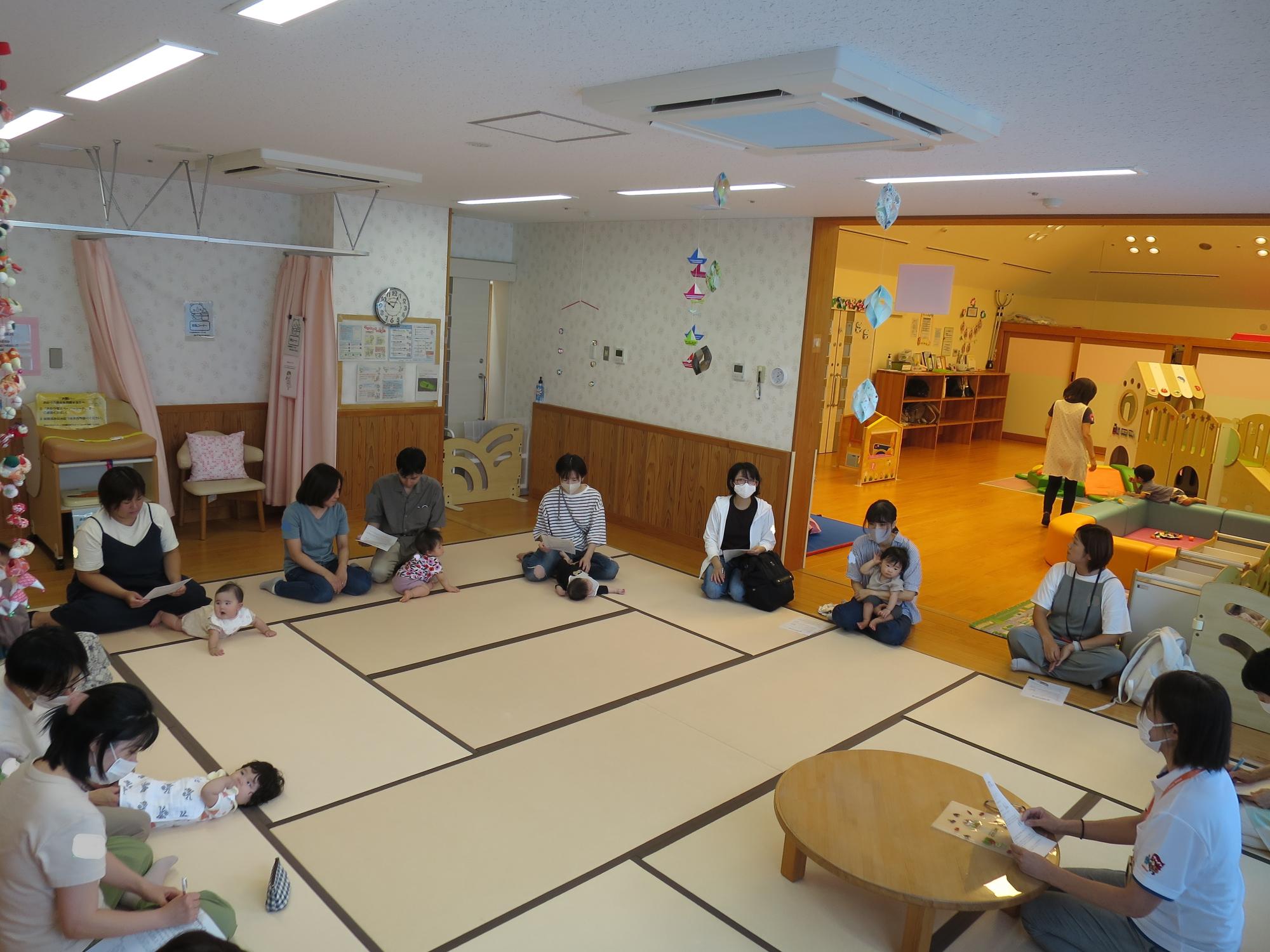 保育所の様子を聞く保護者