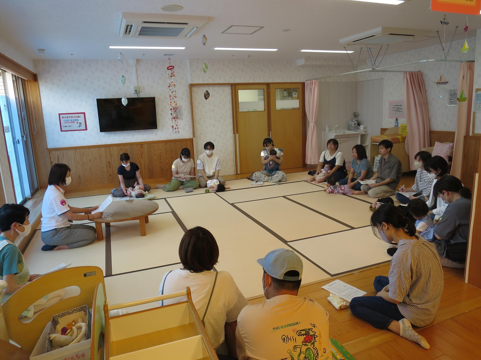 保育所の様子を聞く保護者