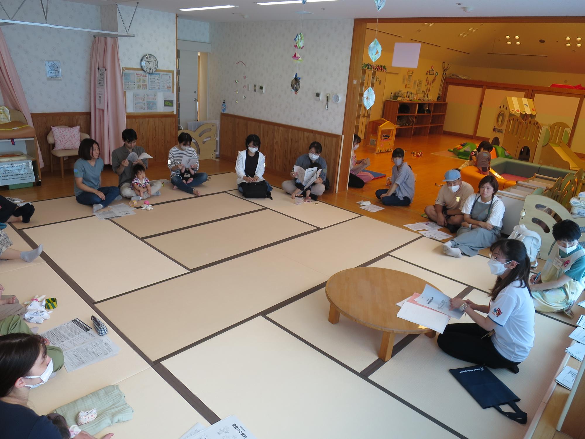 保育担当から話を聞く保護者