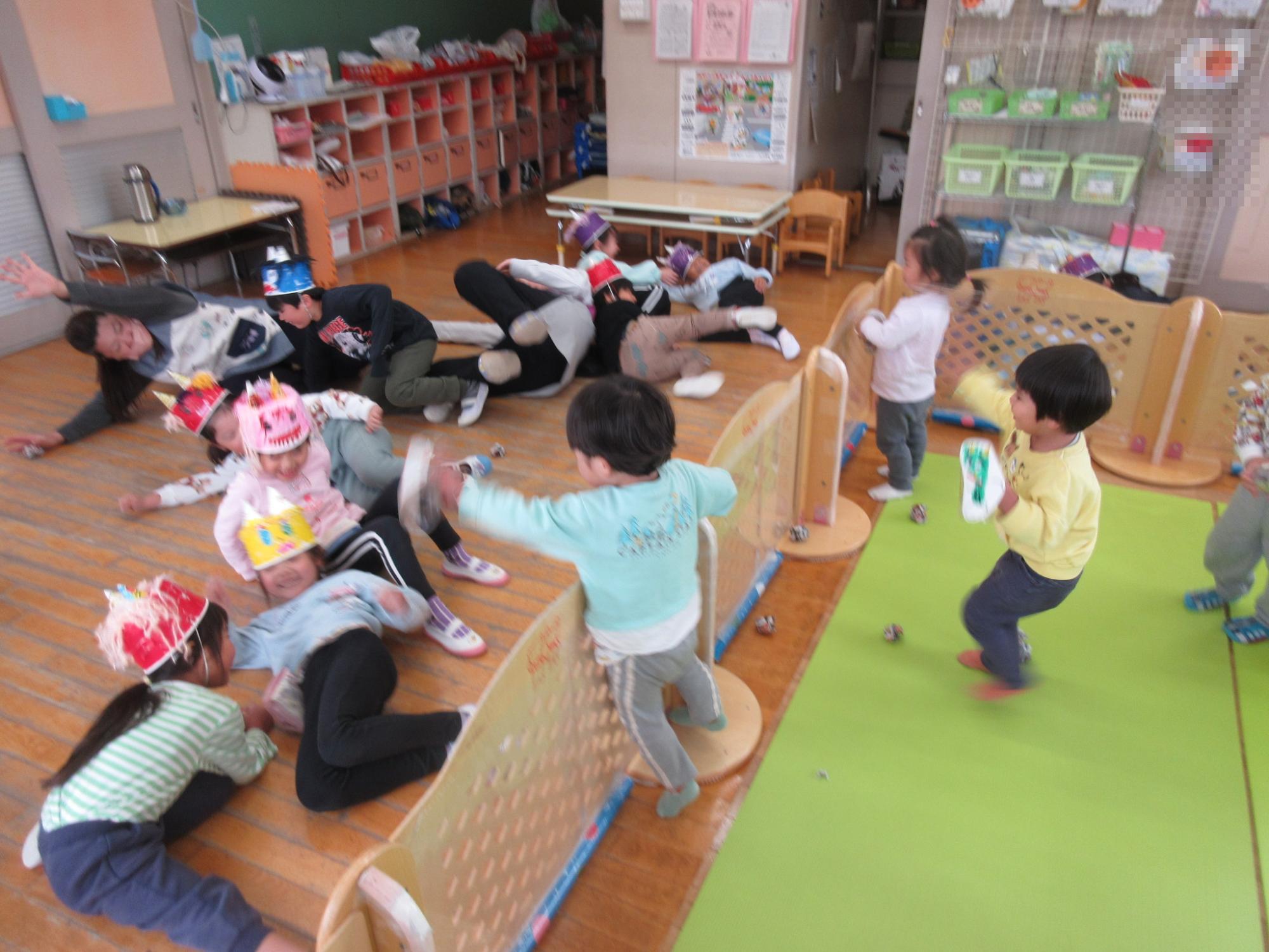 1歳児に豆を投げられて、倒れた鬼役