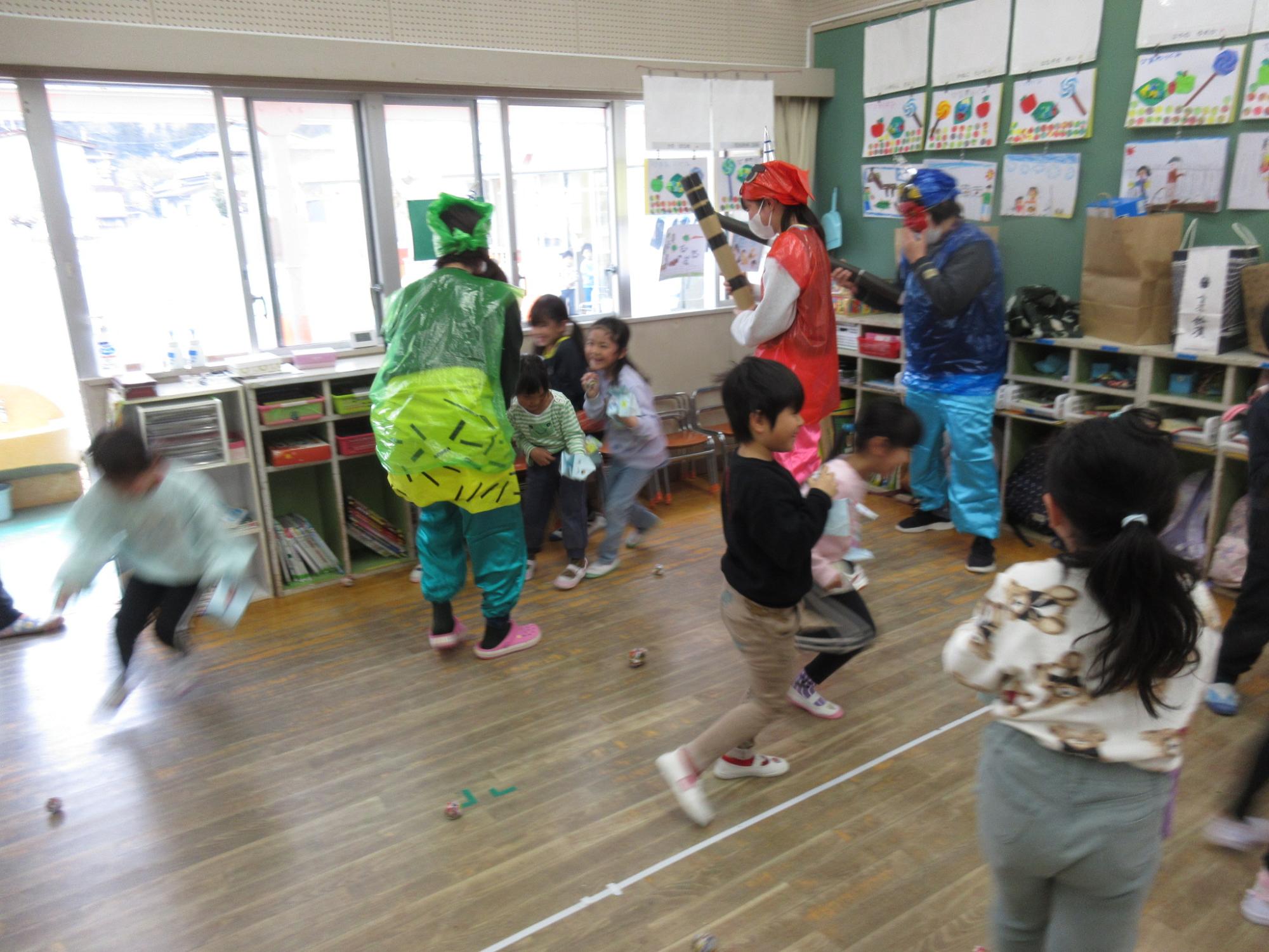 5歳児が豆まきをしている様子