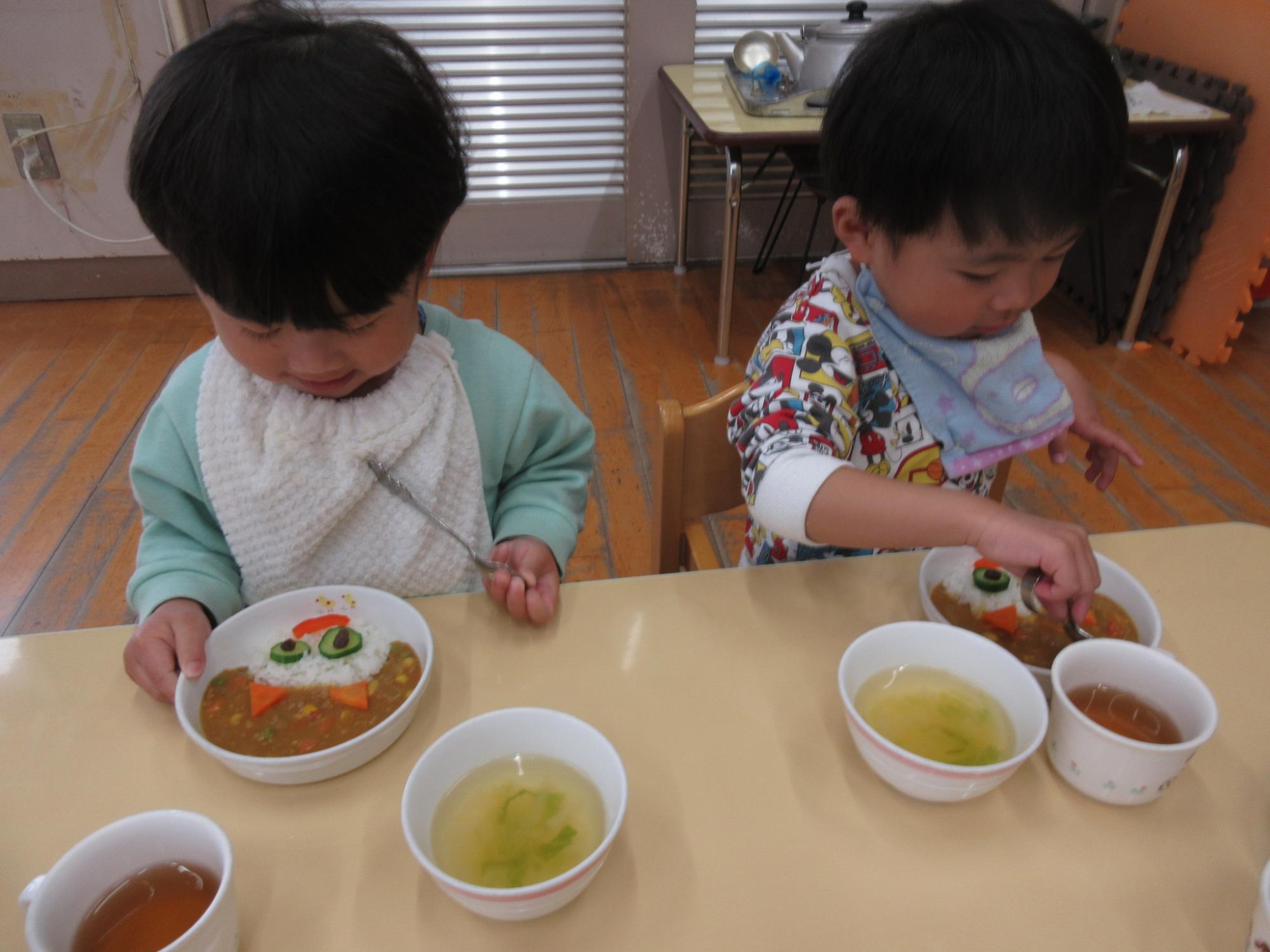 鬼の顔になっているカレーライスを食べているところ