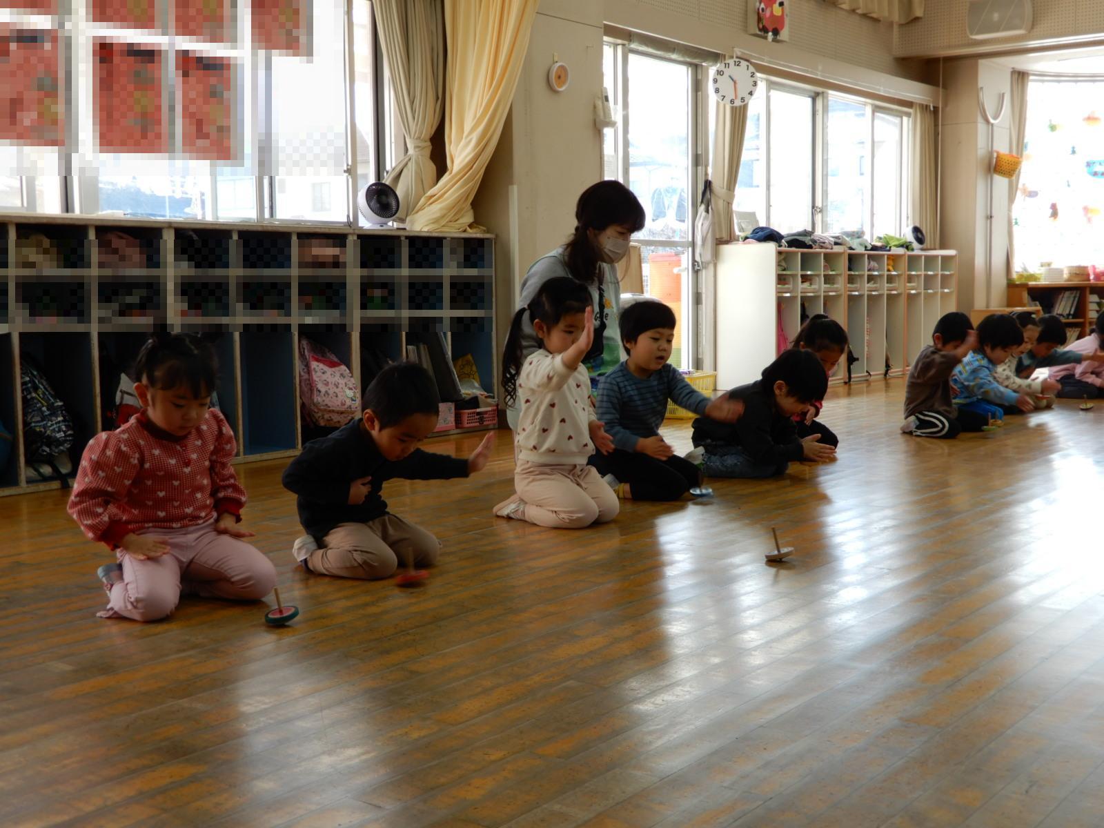 3歳児が手回しごまを披露している様子