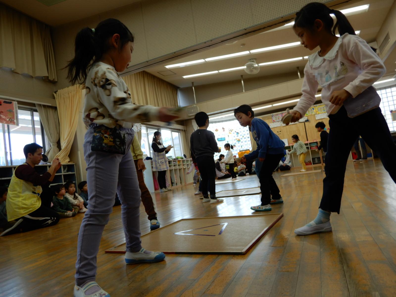こままわしの勝負をしている5歳児
