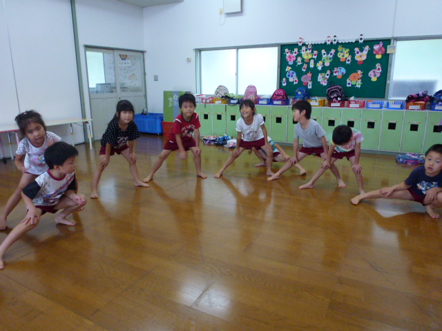 準備運動をする子どもたちの写真です