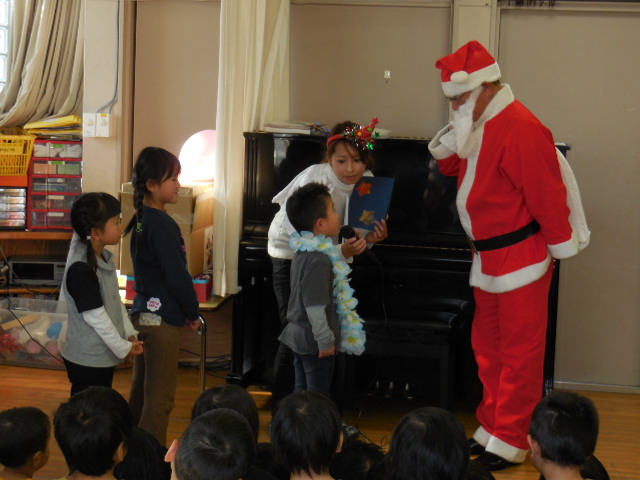 クリスマス会にサンタさんが来てくれたところ。