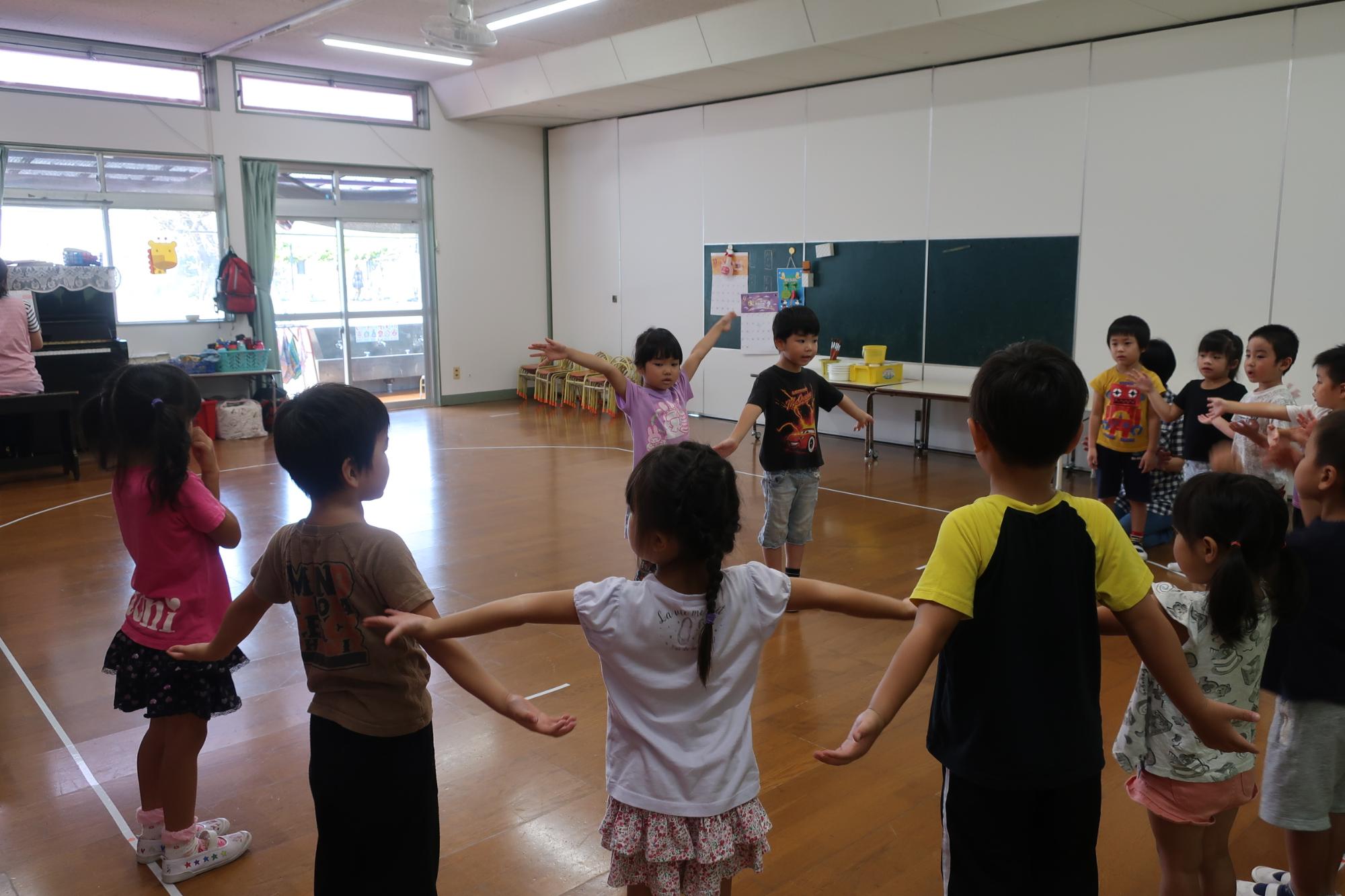 朝の会で歌をうたっている4歳児