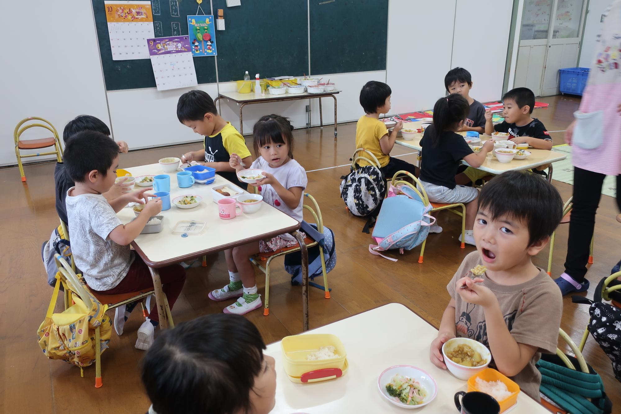 給食のカレーライスを食べている写真