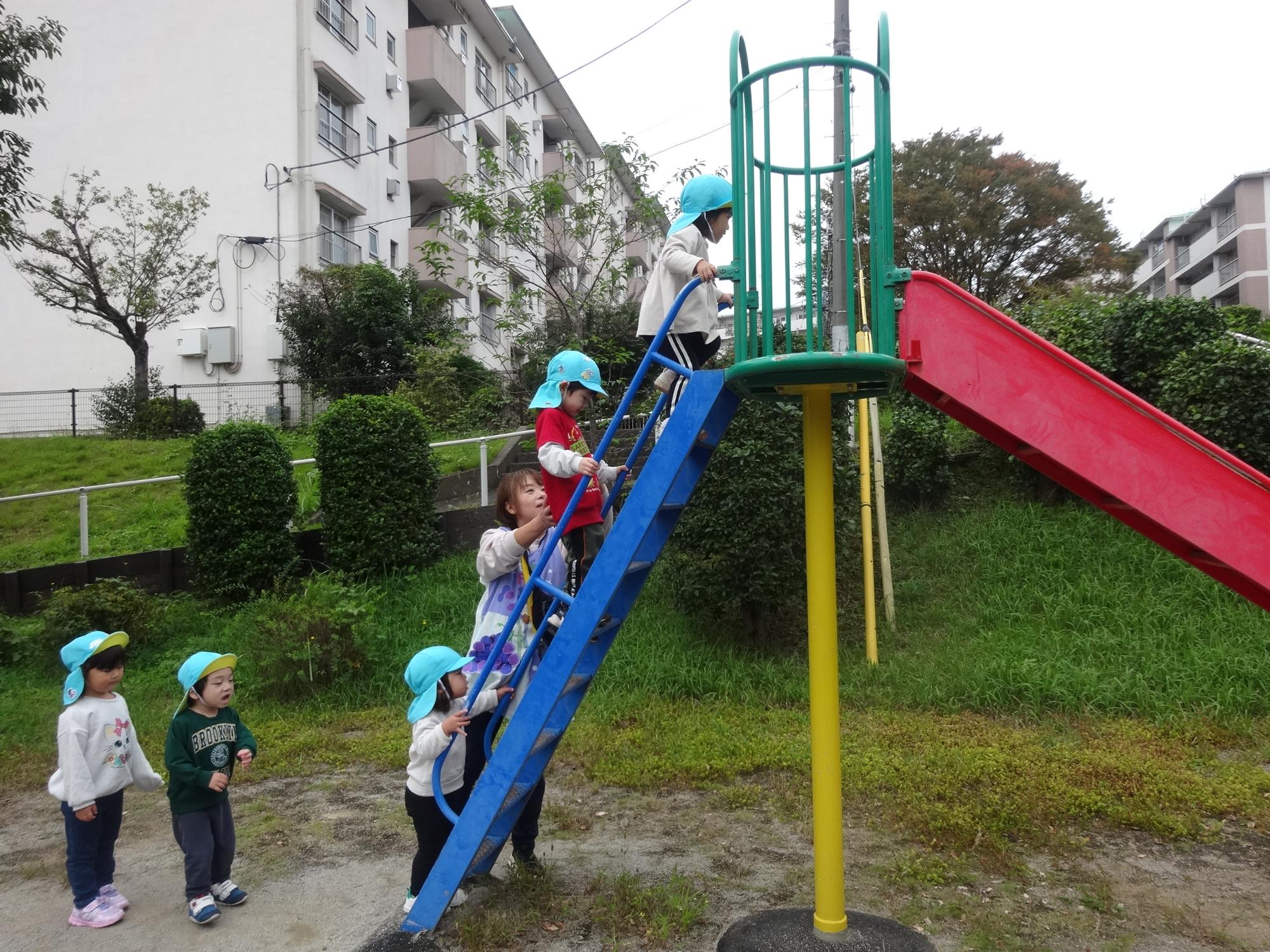 子ども滑り台を滑っている写真