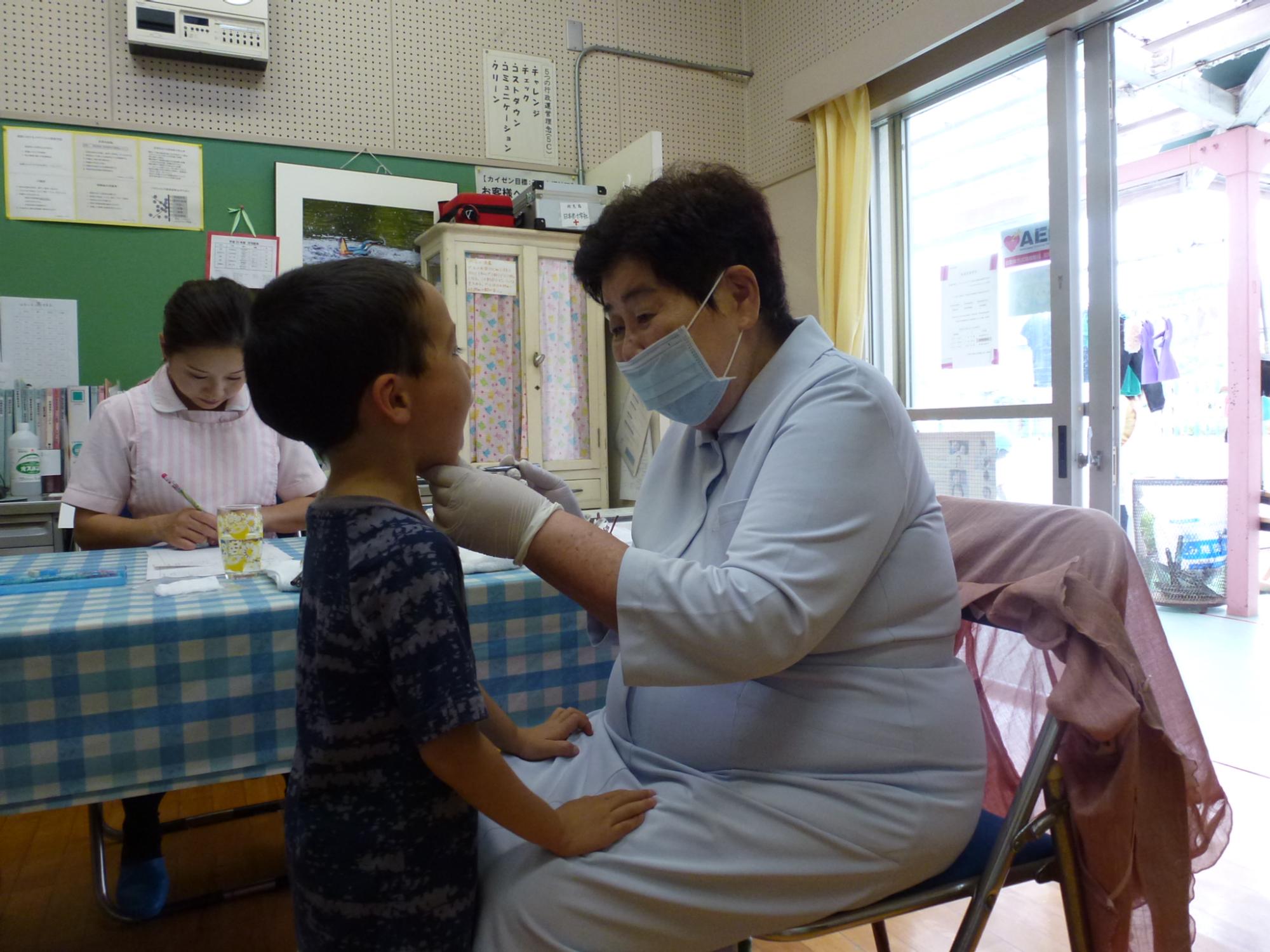 大きな口をあけて歯科健診を受ける男の子