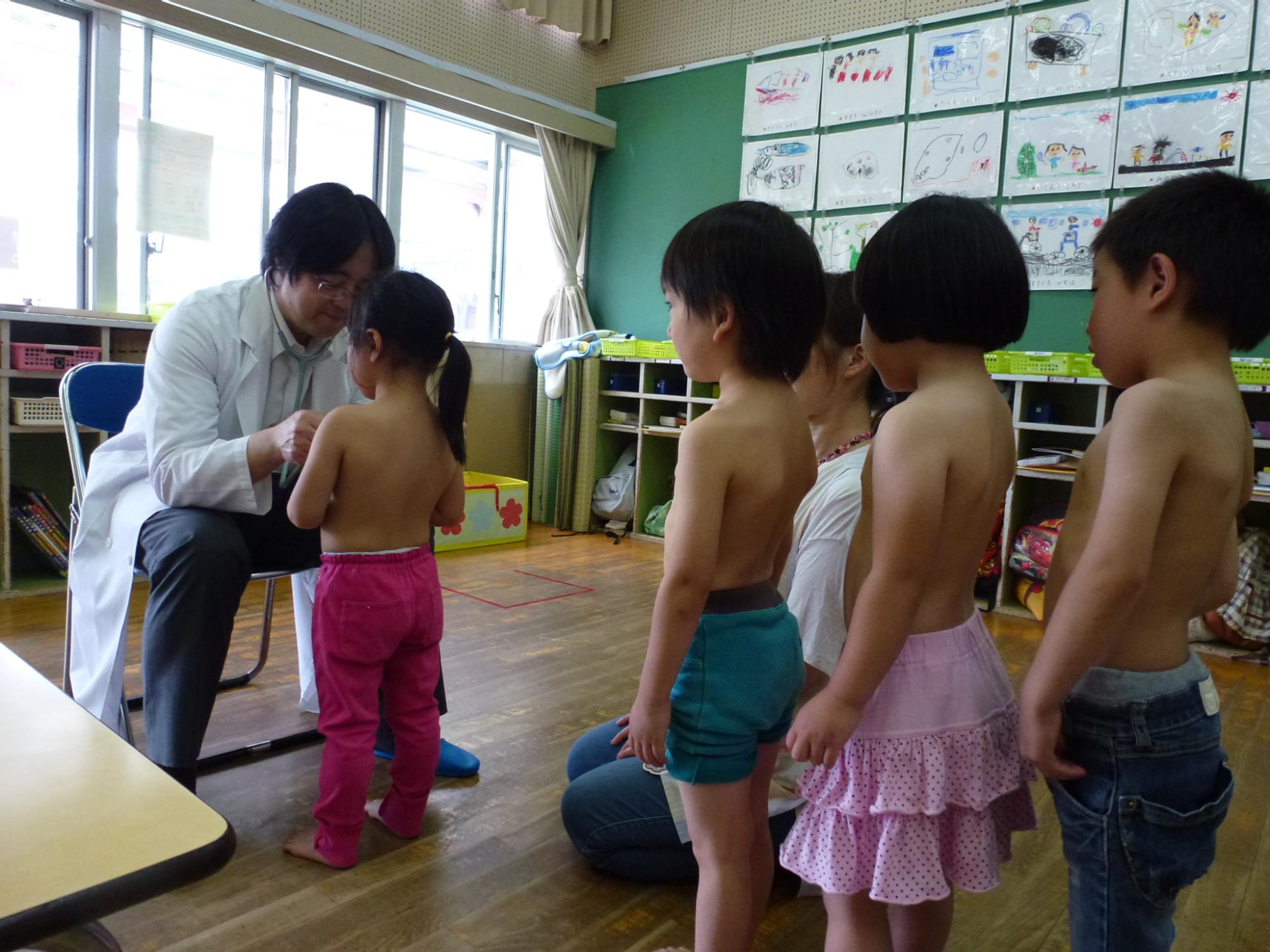 静かに並んで、内科健診を受ける子どもたち