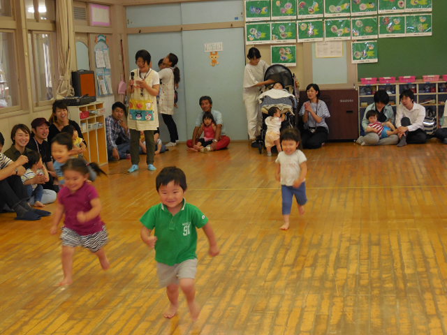 2歳児がかけっこをしているところ